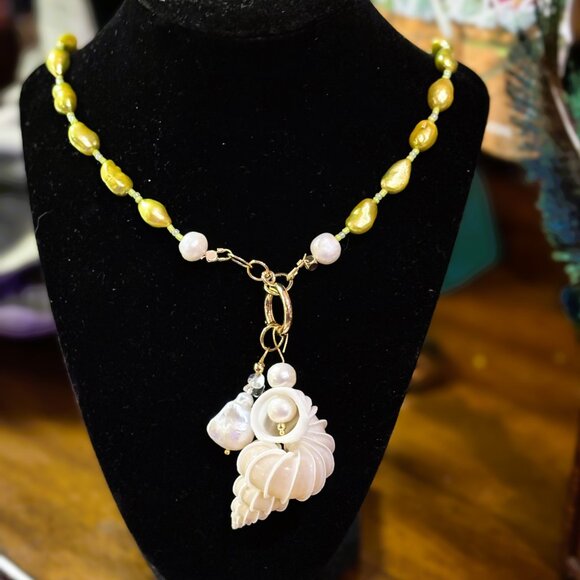 Wentletrap Shell 5 in 1 Necklace With Earrings - Picture 3 of 6